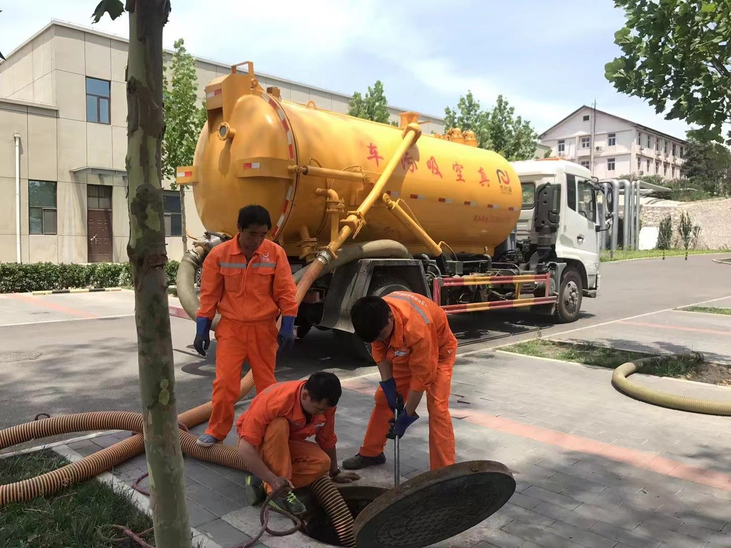 龙滚镇管道疏通车停在窨井附近