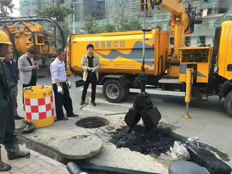 龙滚镇街道：网格员化身“清道夫”，为民解忧疏通“堵心”化粪池