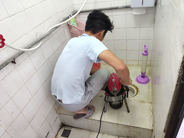 龙滚镇肥皂掉到马桶里把马桶堵住了怎么办？马桶堵住了怎么办