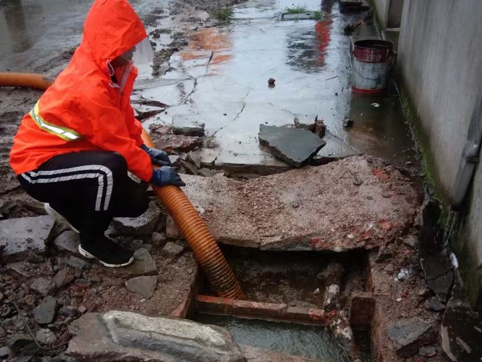 龙滚镇专业清理污水池 炜誉市政以规范流程守护城市 “肠道”