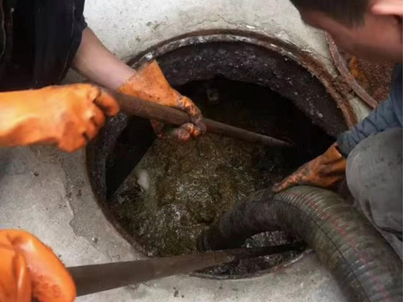 龙滚镇清理化粪池时如何避免沼气的危害?